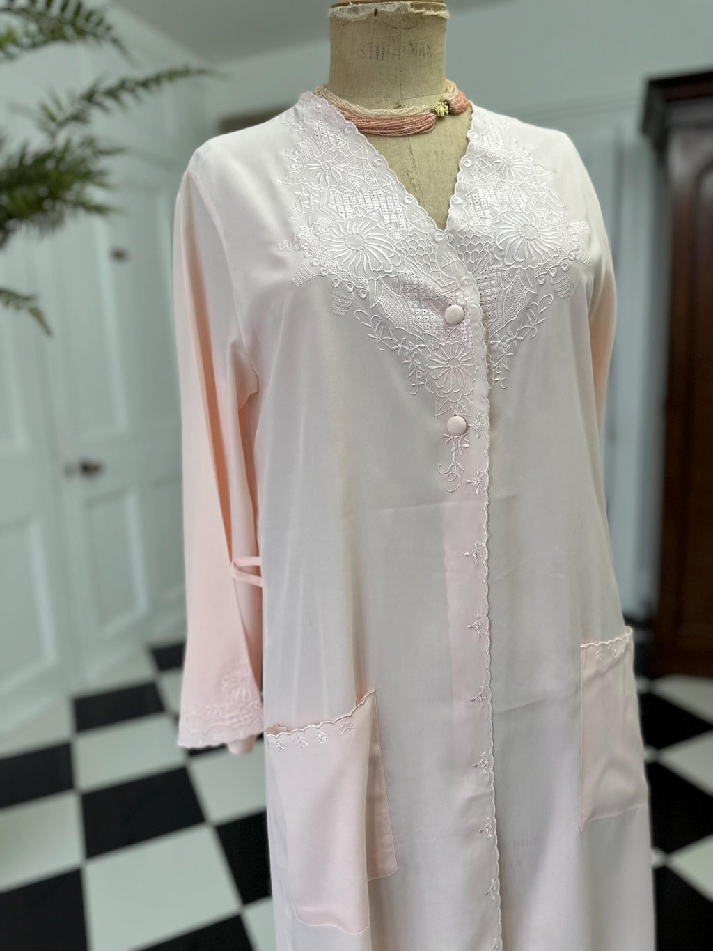 Vintage 1970s Light Peach Dressing Gown Embroidered Elegance