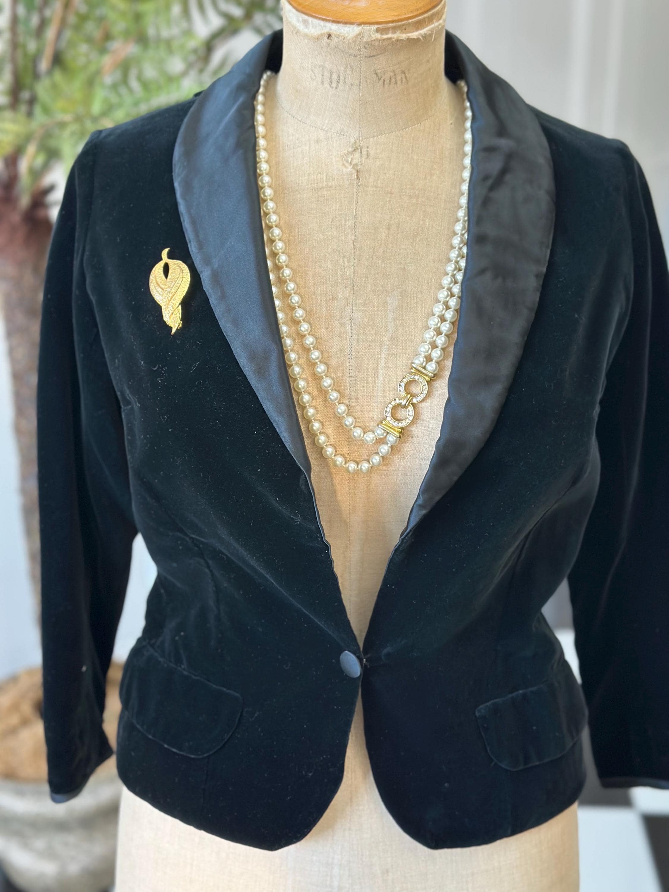 1950s 1960s Velvet and satin tuxedo evening  jacket with gold brooch