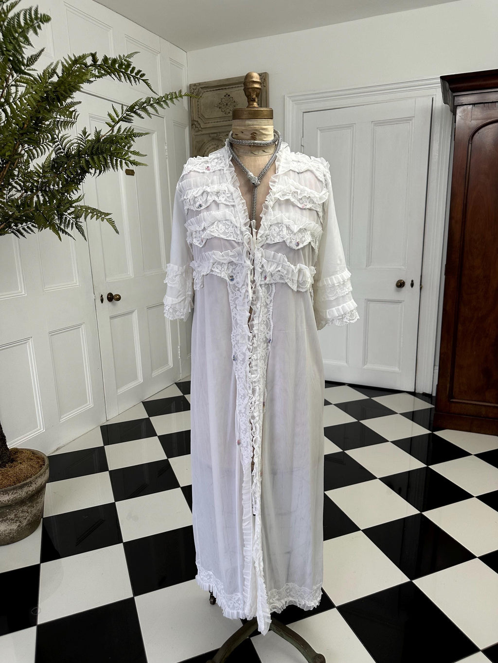 Vintage 1970s White Peignoir with Lace Ruffle and Floral Details