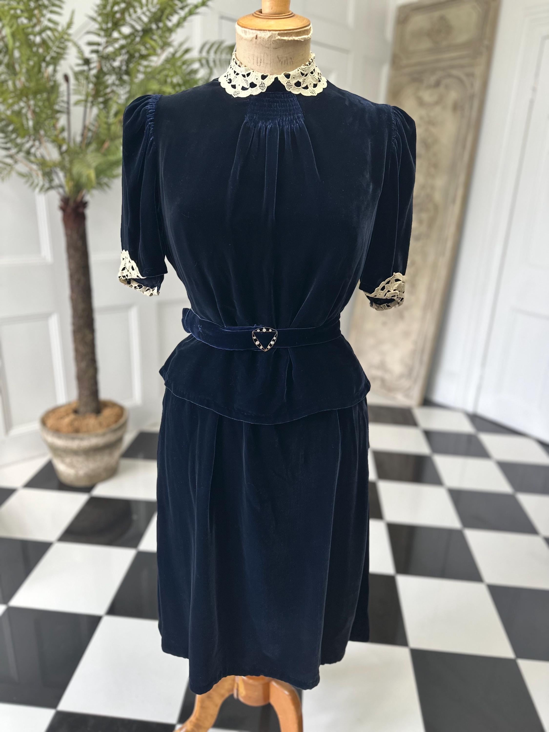 1940s Navy Silk Velvet Dress & Jacket Set – Peplum Waist, Lace Collar, Cocktail Outfit