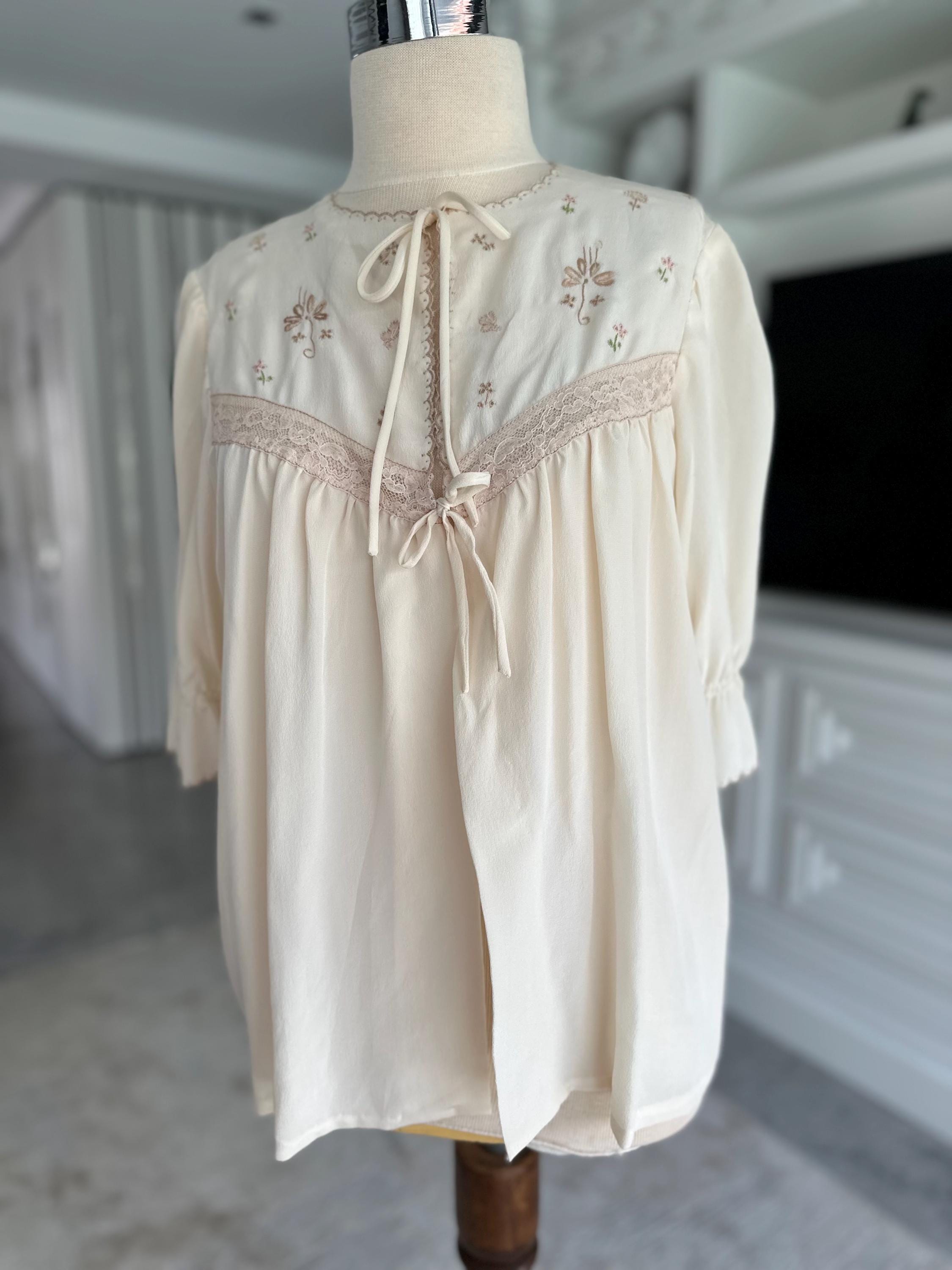 1940s Cream short sleeve bed jacket with hand embroidery