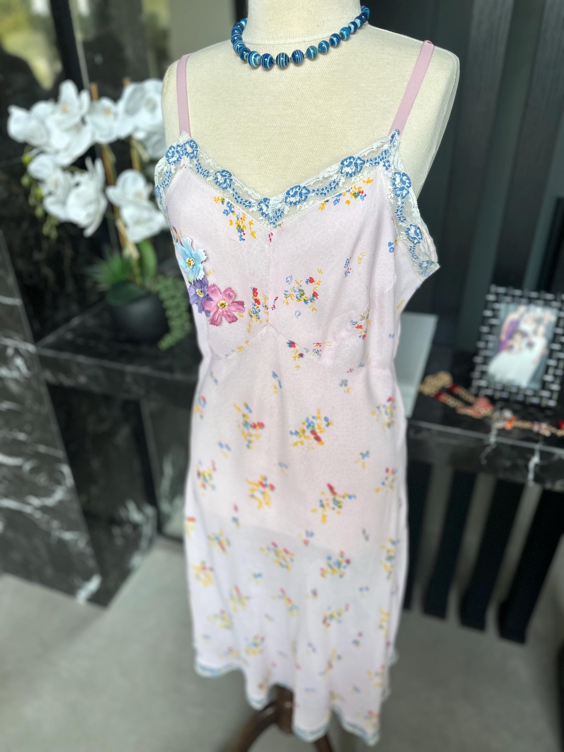 Antique 1930s Floral Slip – Authentic Art Deco Pink Daisy Print Gown with 3D Florals