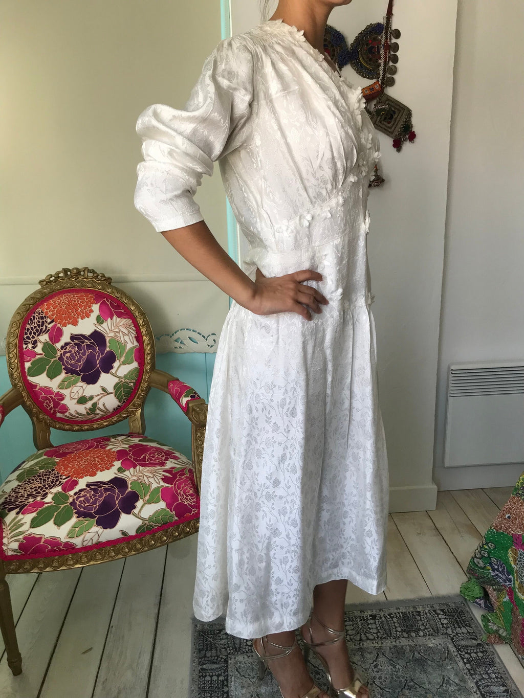 Vintage 1940s white long sleeve dress with floral details