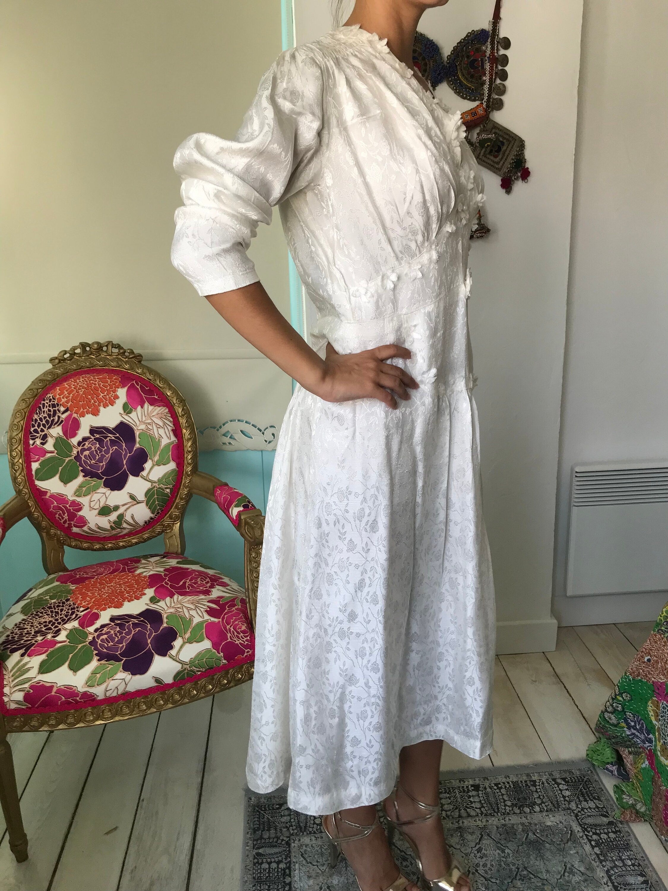 Vintage 1940s white long sleeve dress with floral details
