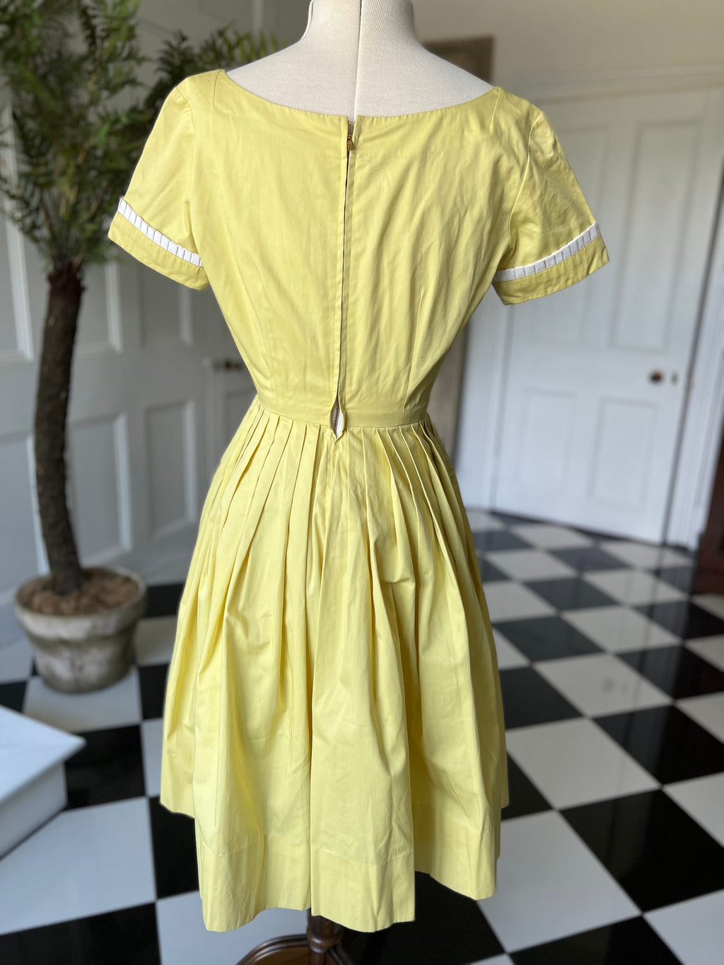 Vintage 1950s pretty summer dress in pale yellow dress