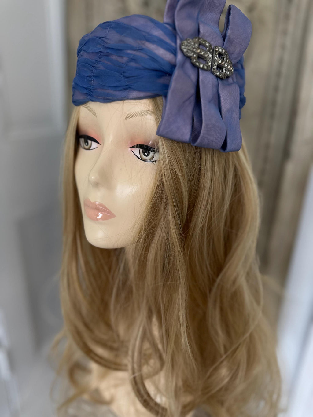 1920s head mband with a brooch