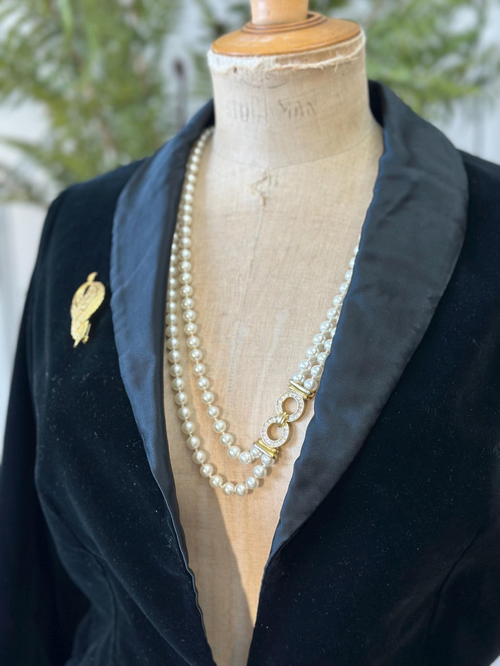 1950s 1960s Velvet and satin tuxedo evening  jacket with gold brooch