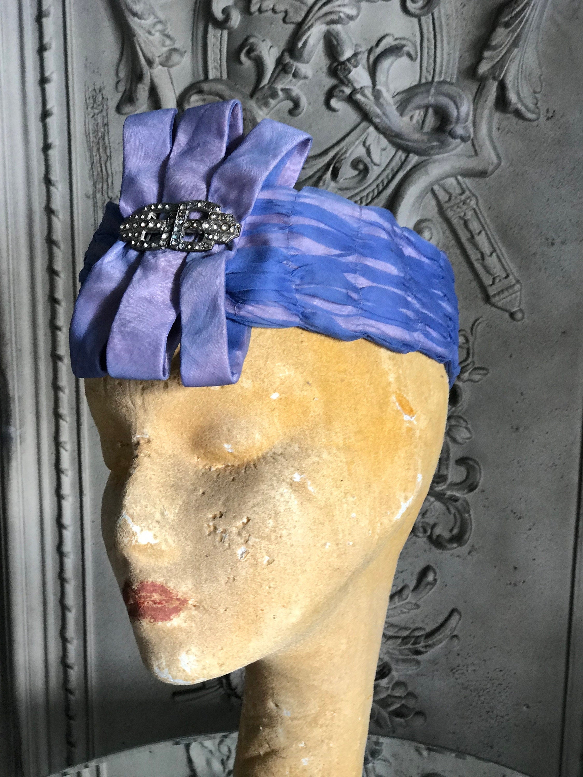 1920s head mband with a brooch