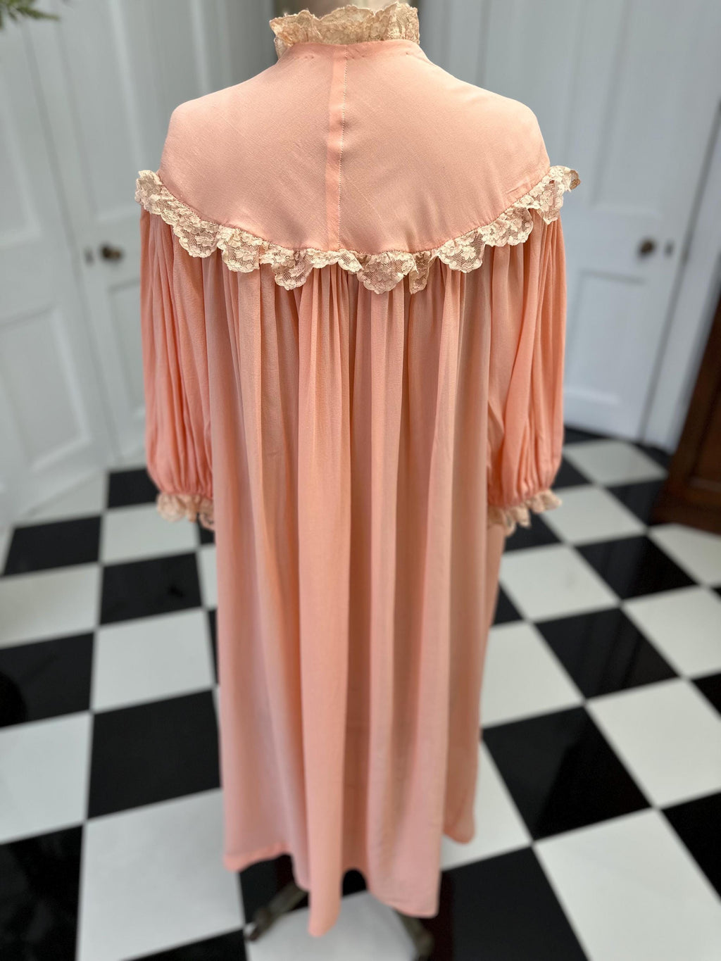 1940s Peach Silk Crepe Lace Robe – Smock Style Dressing Gown, Hollywood Glamour Lingerie